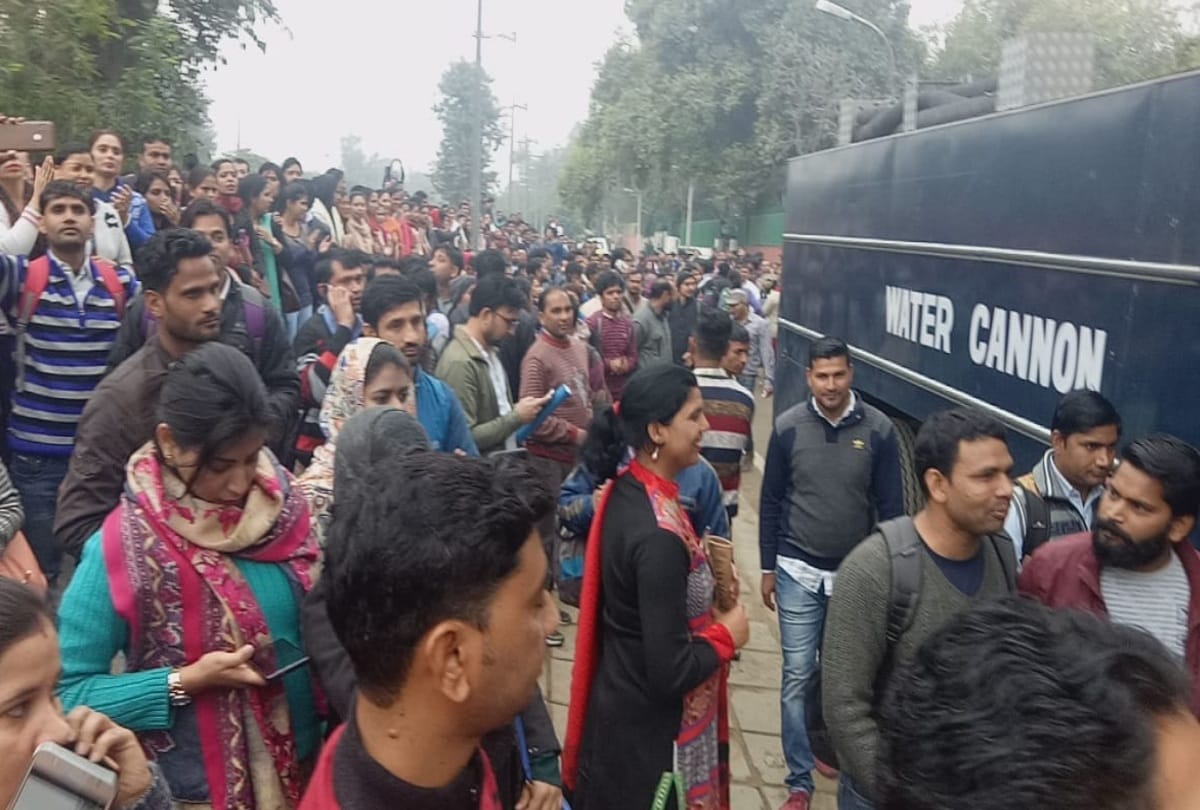 delhi guest teachers contract ends 25000 jobless now protesting outside manish sisodia house