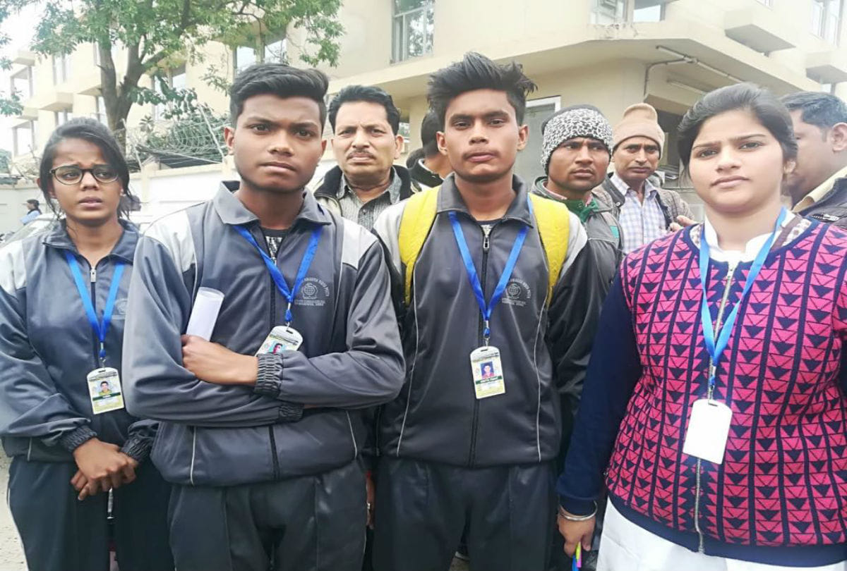 cbse exam students not got entrance in the examination center on delay in agra