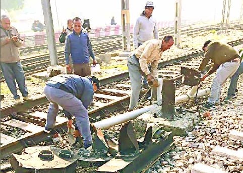 जंक्शन पर मालगाड़ी ने सिग्नल और बिलपुर में ट्रक ने तोड़ा बूम