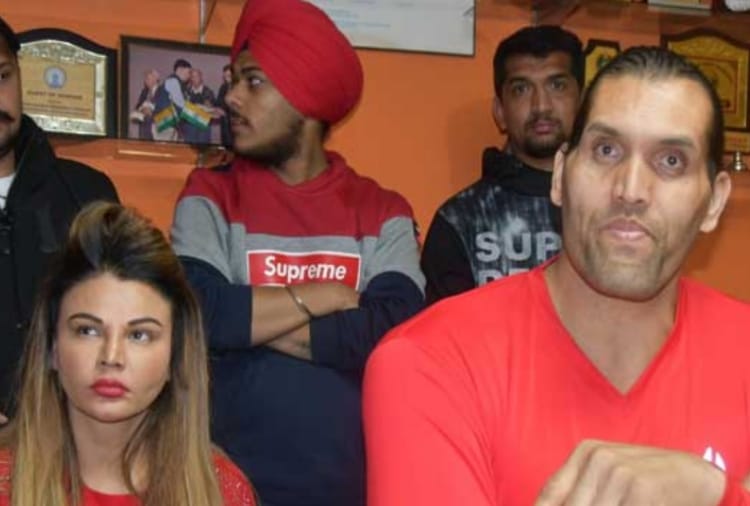 Eve teasing with actress Rakhi Sawant in Ludhiana