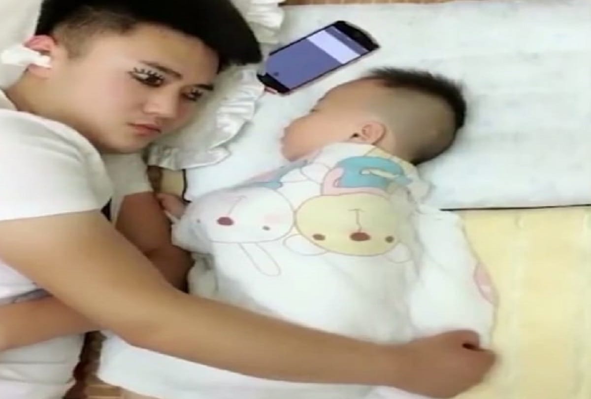 Exhausted man draws fake eyes drawn on eyelids to make baby thinking that he is awake see video 