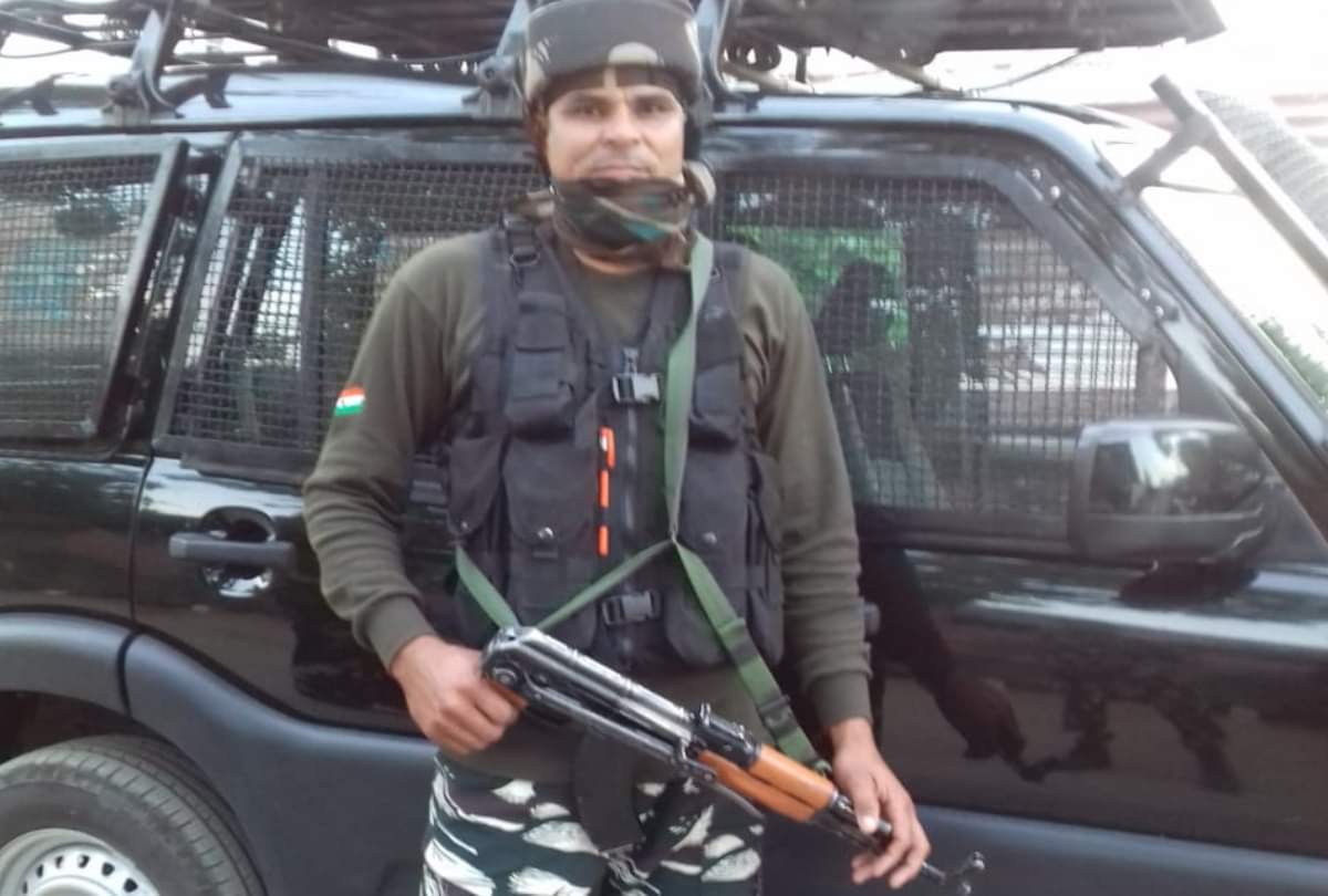 Heavy crowd in Martyr Vinod kumar house for Funeral