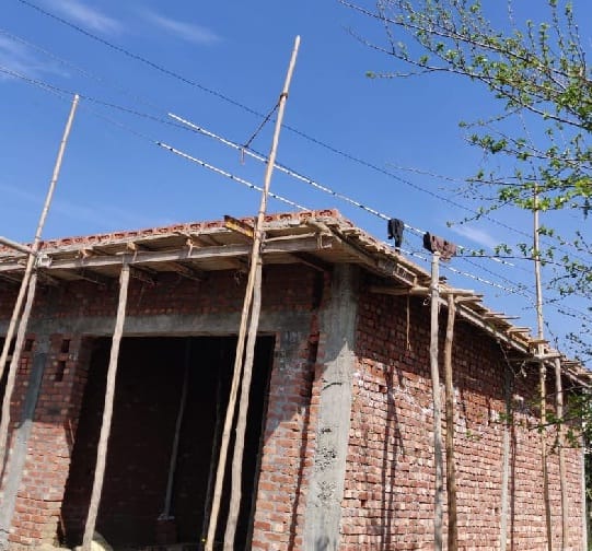 बिजली के तारों में सूखते मिले कपड़े