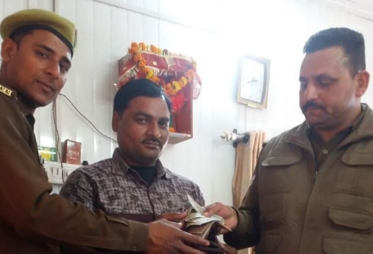 policemen returned purse to a man in lucknow