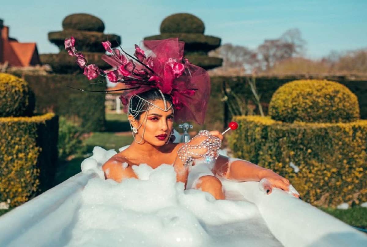 nick jonas chat with ex girlfriend miley cyrus priyanka chopra caught him and gave this reaction