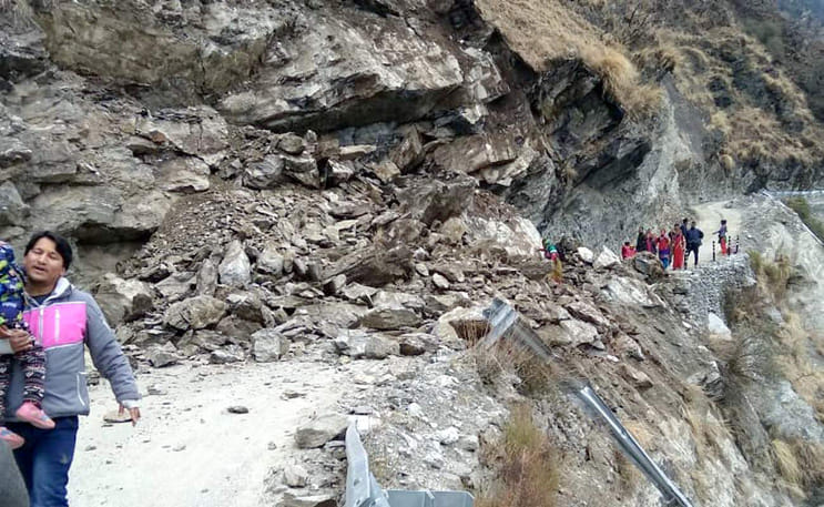 चट्टान से मलबा और बोल्डर आने से सलूड़-डुंगरा सड़क हुई अवरुद्ध