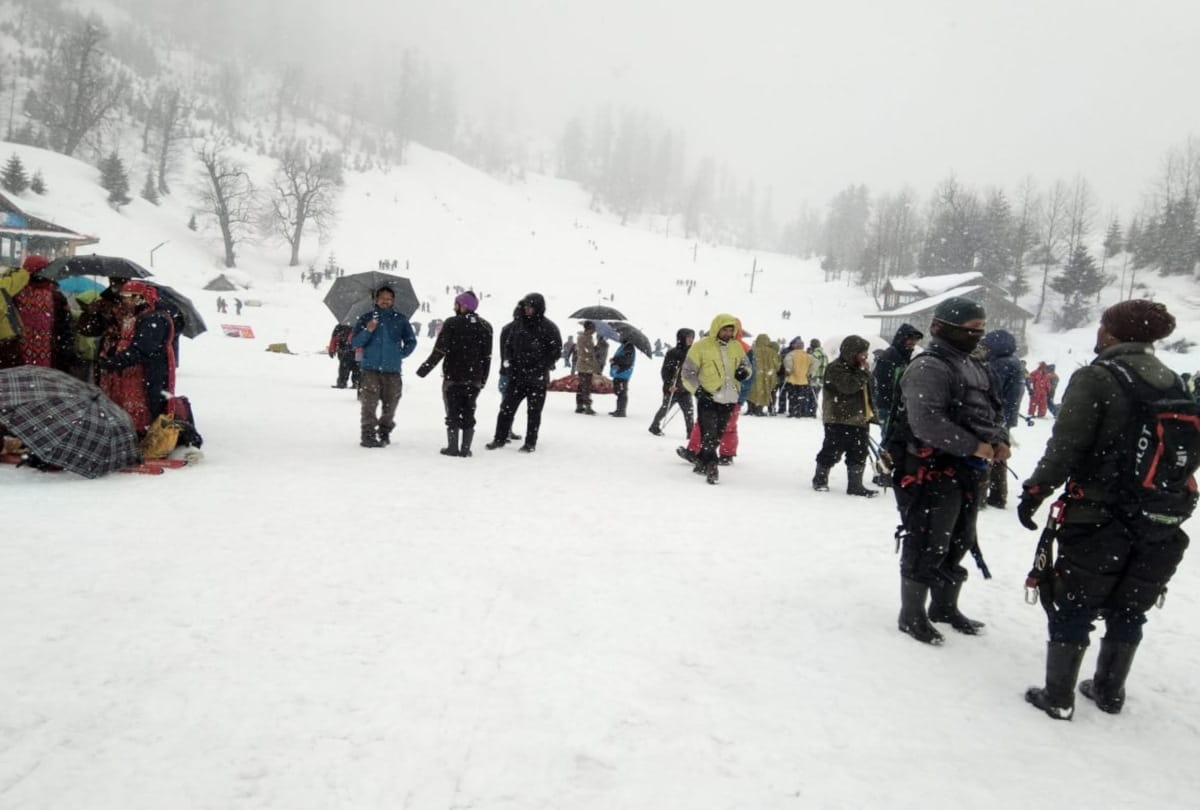 Number of tourists increased in himachal after heavy snowfall warning