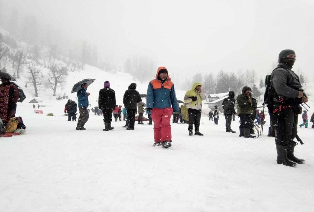 Number of tourists increased in himachal after heavy snowfall warning
