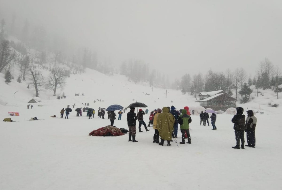 Number of tourists increased in himachal after heavy snowfall warning
