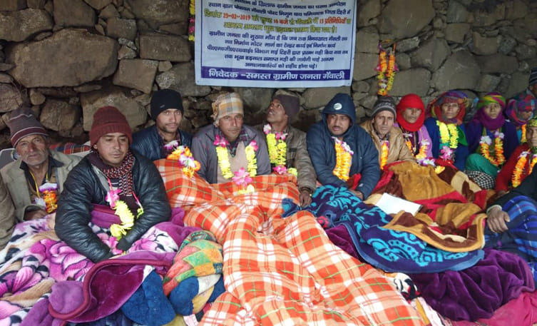 सड़क के लिए प्रधान सहित 15 लोगों का अनशन जारी