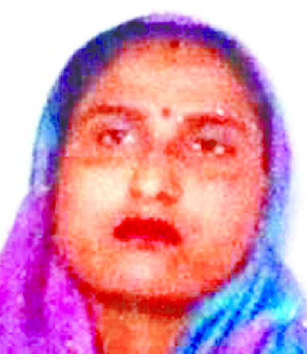 baaik ke pahiye me dupatta uljha