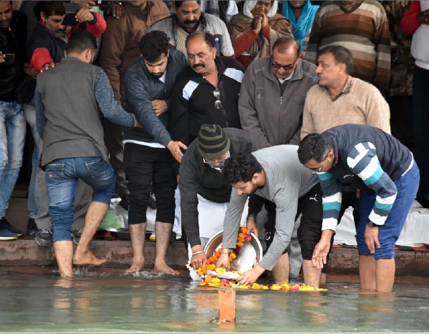 शहीद सिद्धार्थ वशिष्ठ की अस्थियां गंगा में प्रवाहित