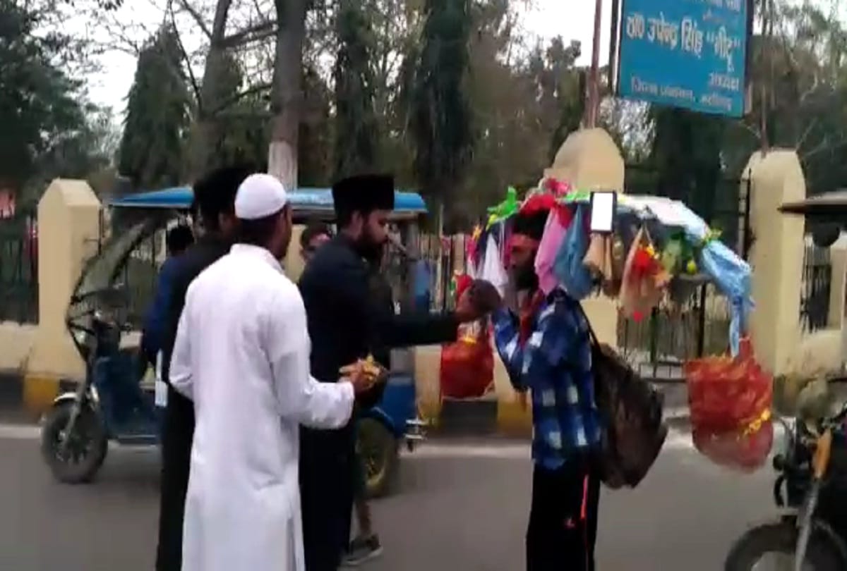 AMU students did the welcome of the Kanwariya