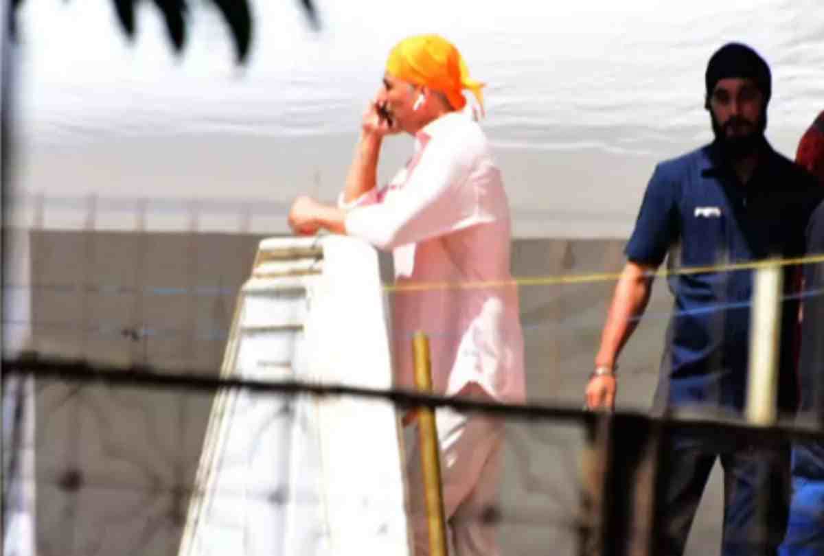 kareena kapoor again flaunt baby bump from a film set akshay kumar also spotted