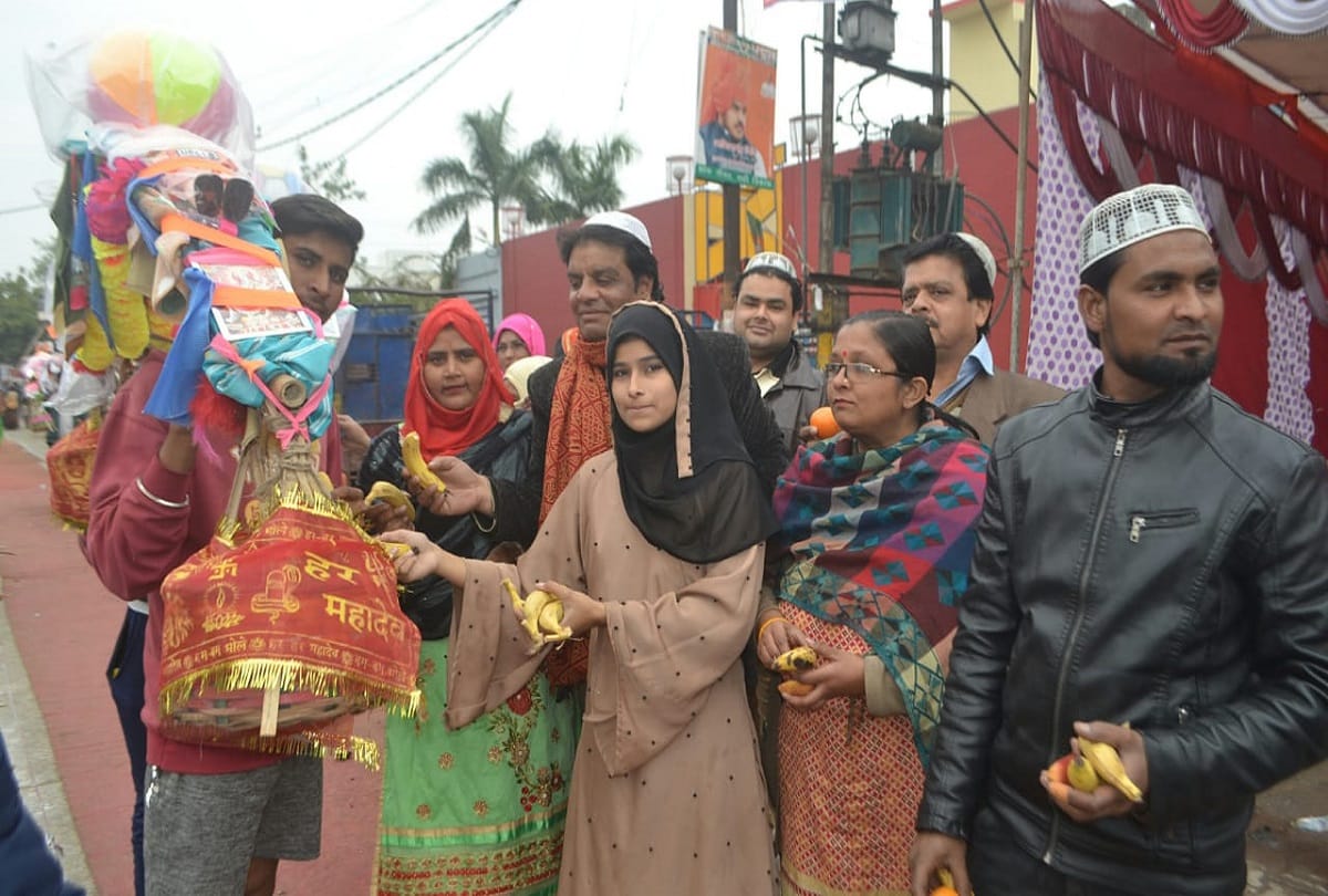 Amanullah Khan in Aligarh offer milk and fruits to Kanwar yatris