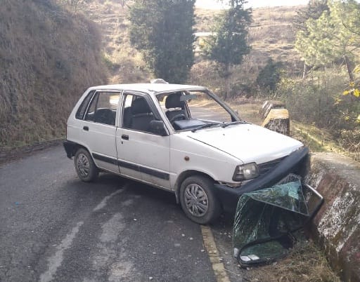 Car crashes returning from car, driver dies, two injured