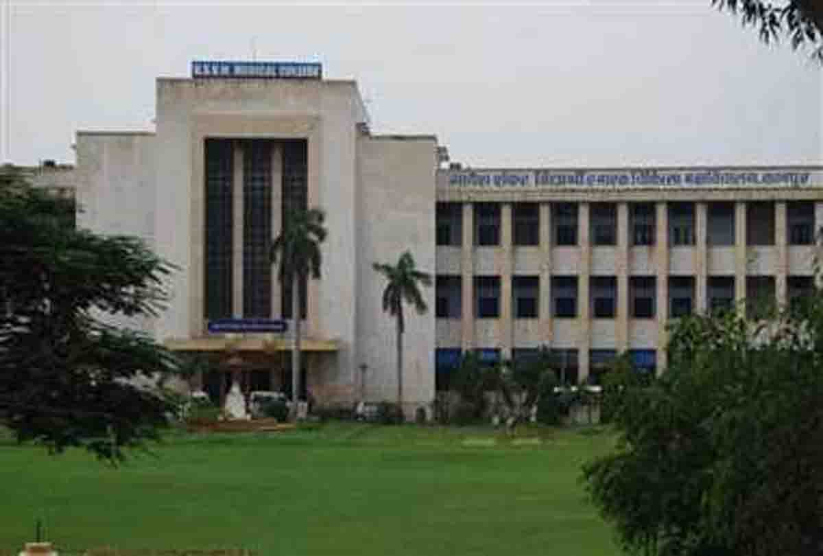 resident doctor molest by intern student