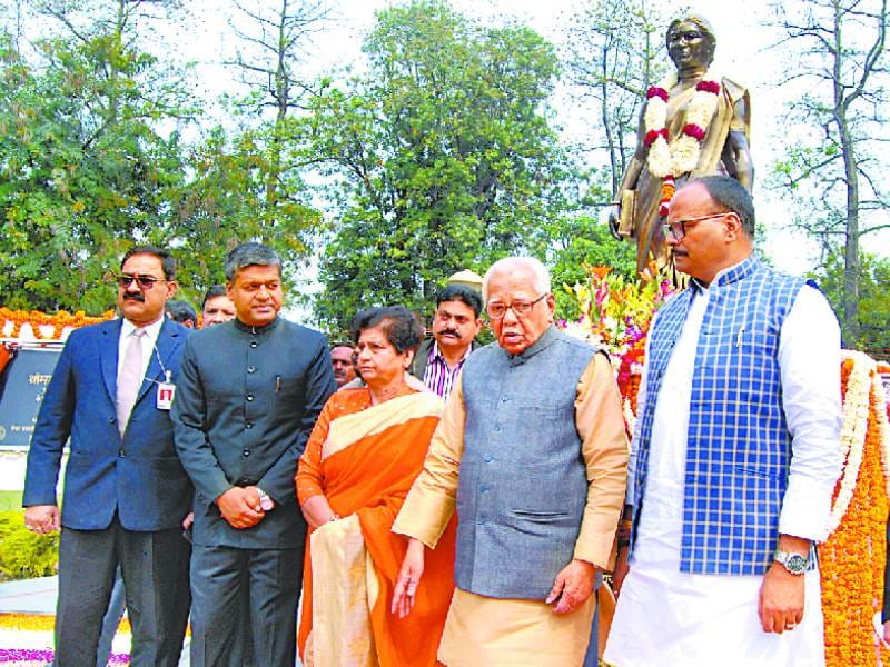 governor said some inspirational things while inaugurating sarojini naidu statue
