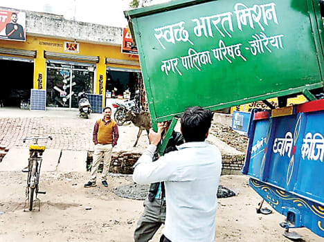 Hundreds of garbage will remove the dirt of the city