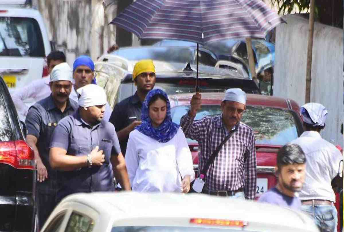 kareena kapoor again flaunt baby bump from a film set akshay kumar also spotted