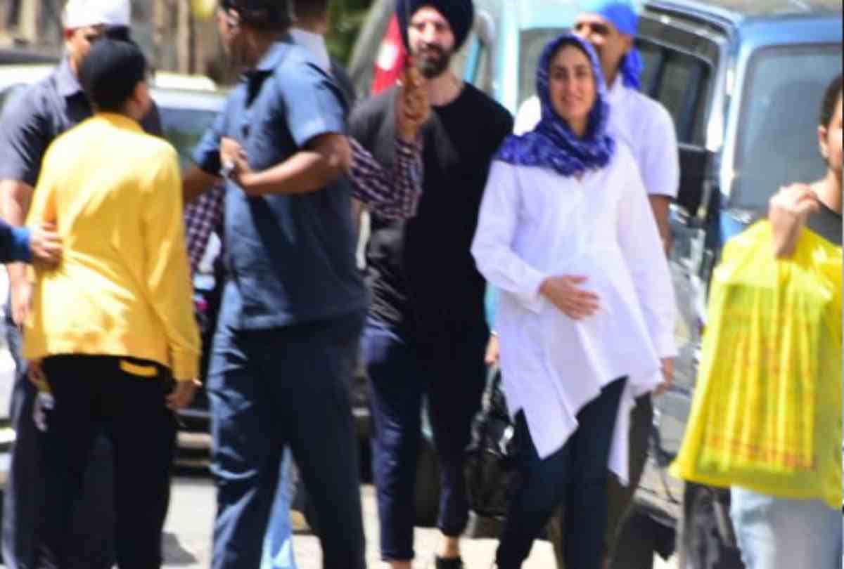 kareena kapoor again flaunt baby bump from a film set akshay kumar also spotted