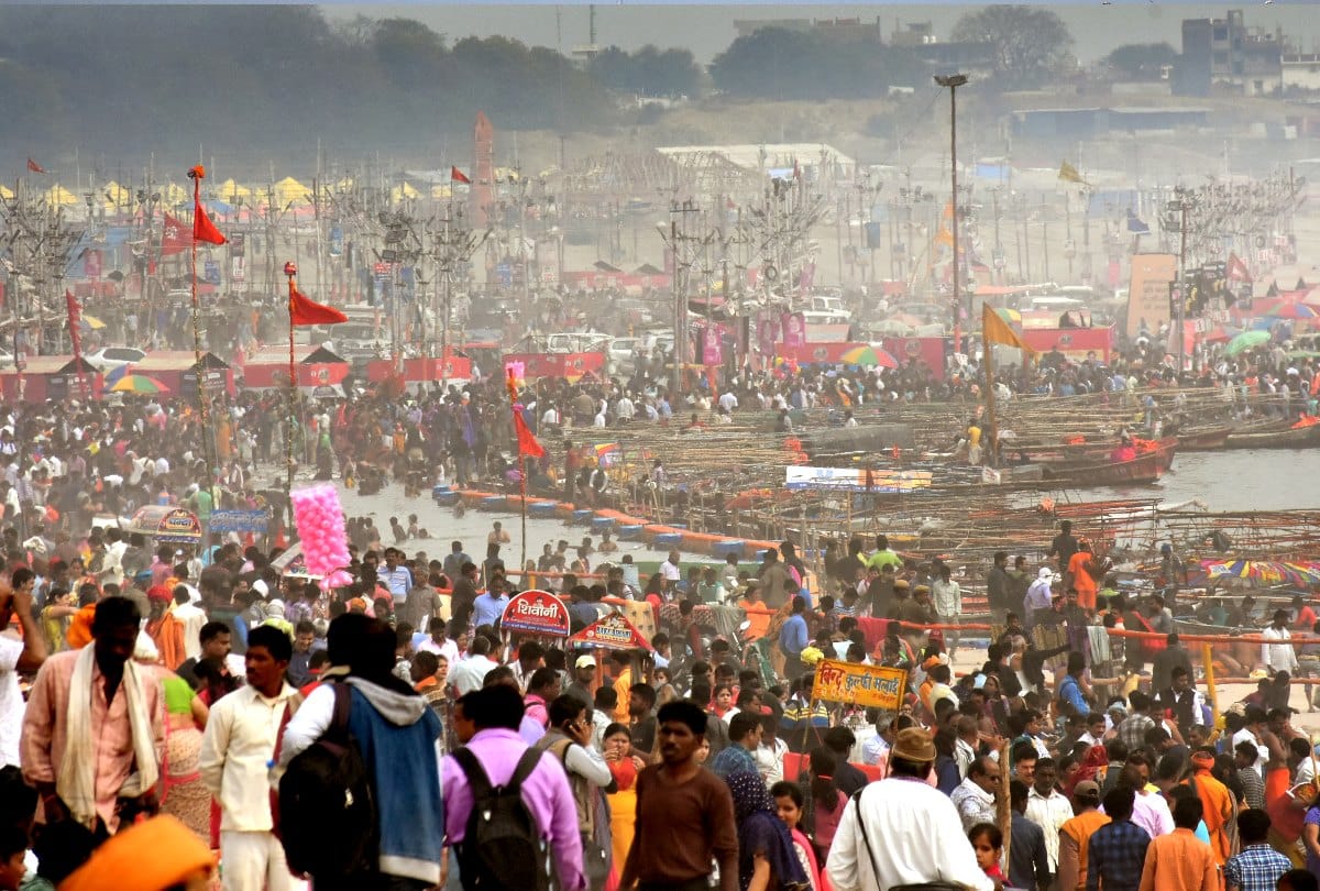 Kumbh 2019: devotees crowd take holi dip in triveni sangam before mahashivratri