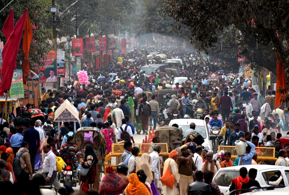 Kumbh 2019: devotees crowd take holi dip in triveni sangam before mahashivratri