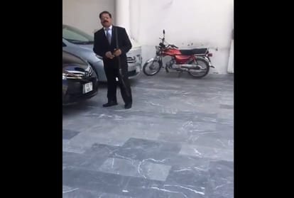 Pakistani man threatening india and goes to war with indians on border video viral