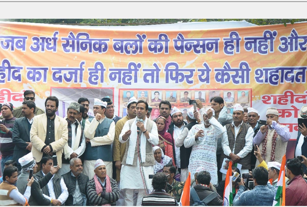 Protest on Jantar Mantar for giving martyr status to Paramilitary force