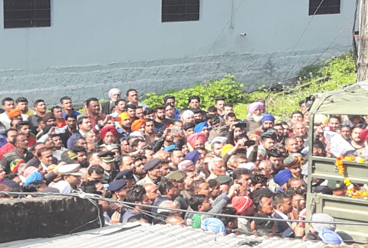 mortal remains of martyr  reached Solan and wife was praying for his recovery