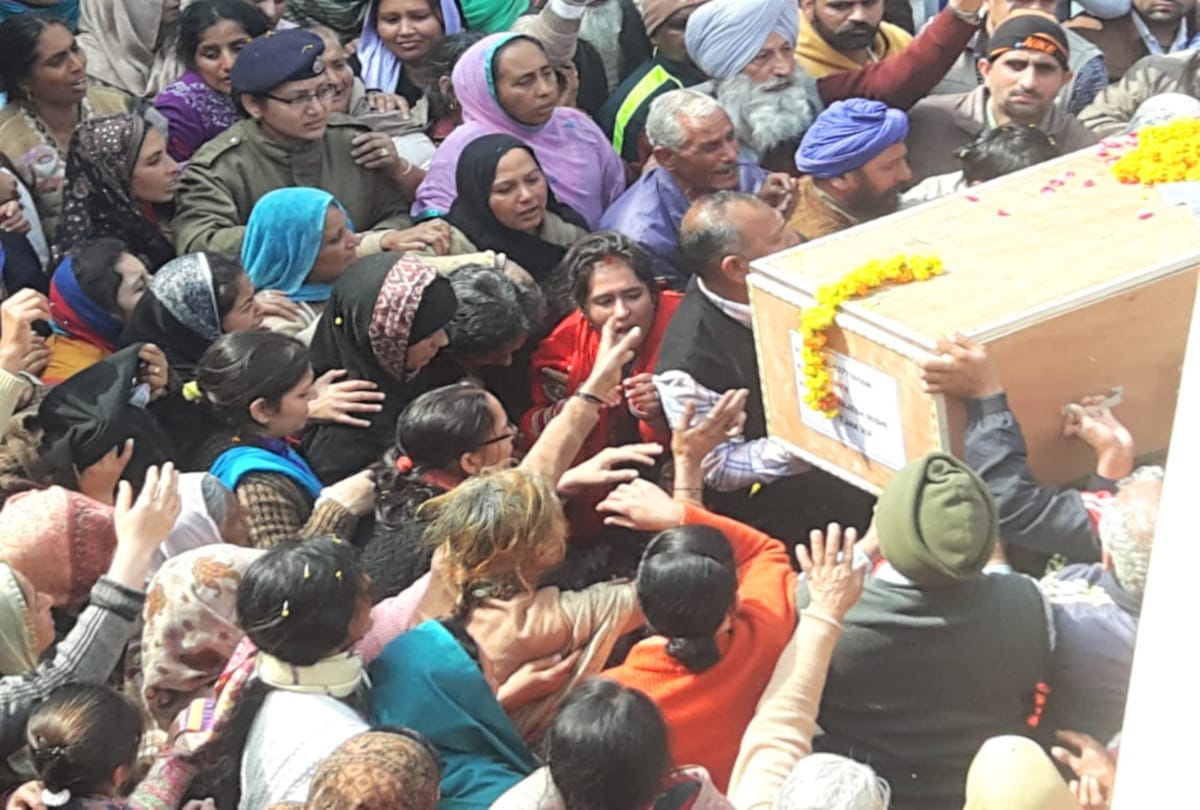 mortal remains of martyr  reached Solan and wife was praying for his recovery