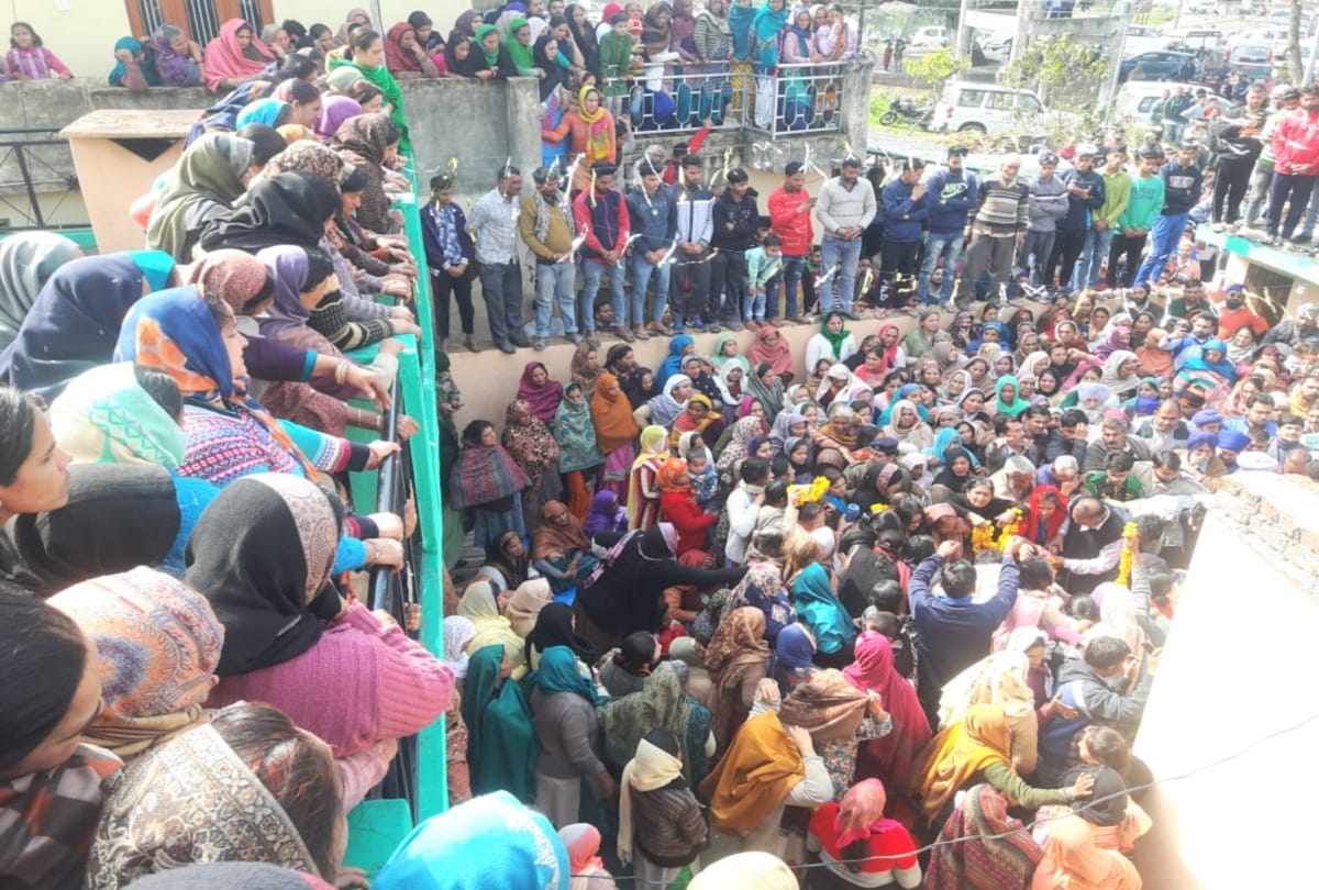 mortal remains of martyr  reached Solan and wife was praying for his recovery