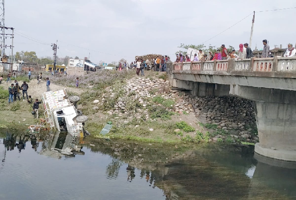 Pickup collides with bridge falls into a ditch one dies in lakhimpur kheri