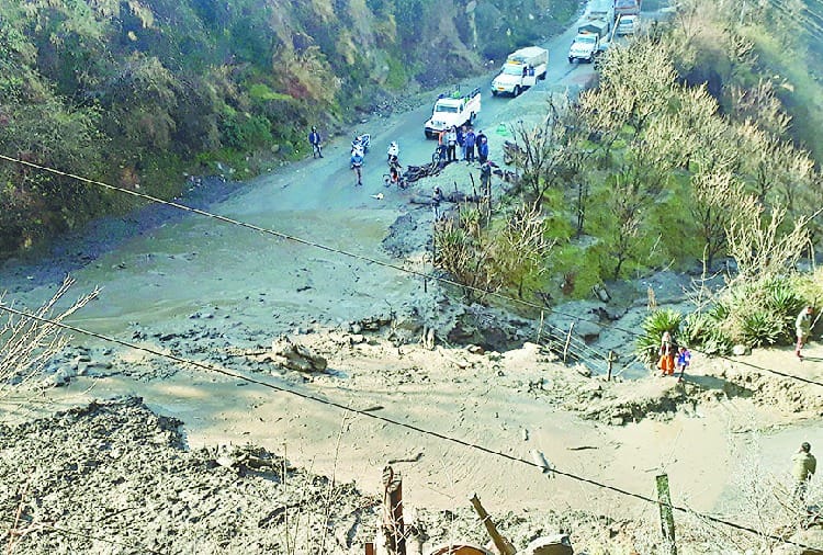 भूस्खलन से कुल्लू-मनाली नेशनल हाईवे बंद