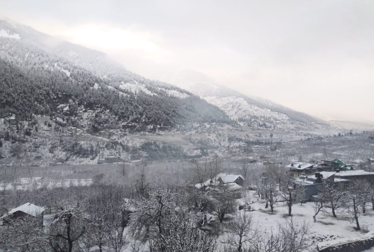 fresh snowfall recorded in himachal and full collapsed in kullu