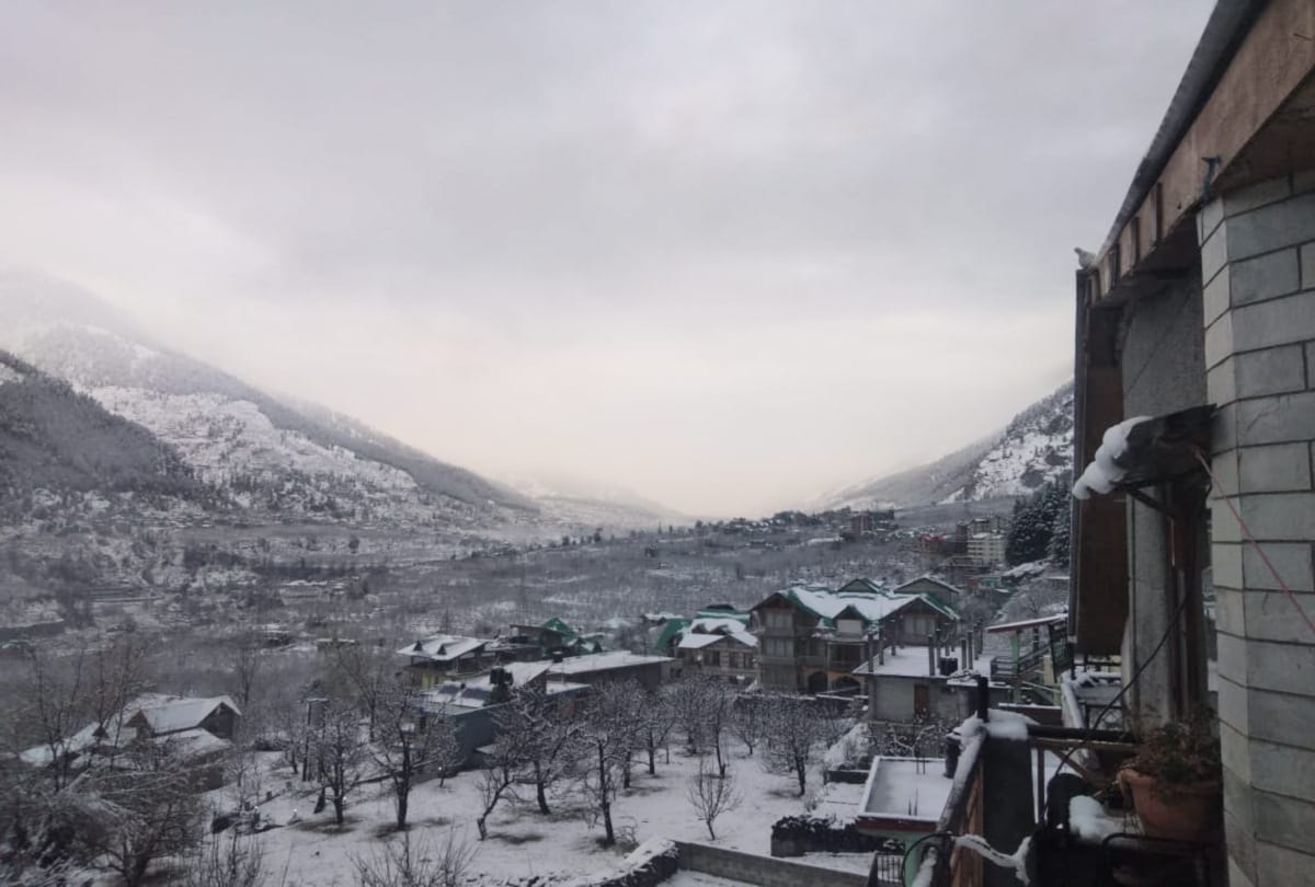 fresh snowfall recorded in himachal and full collapsed in kullu