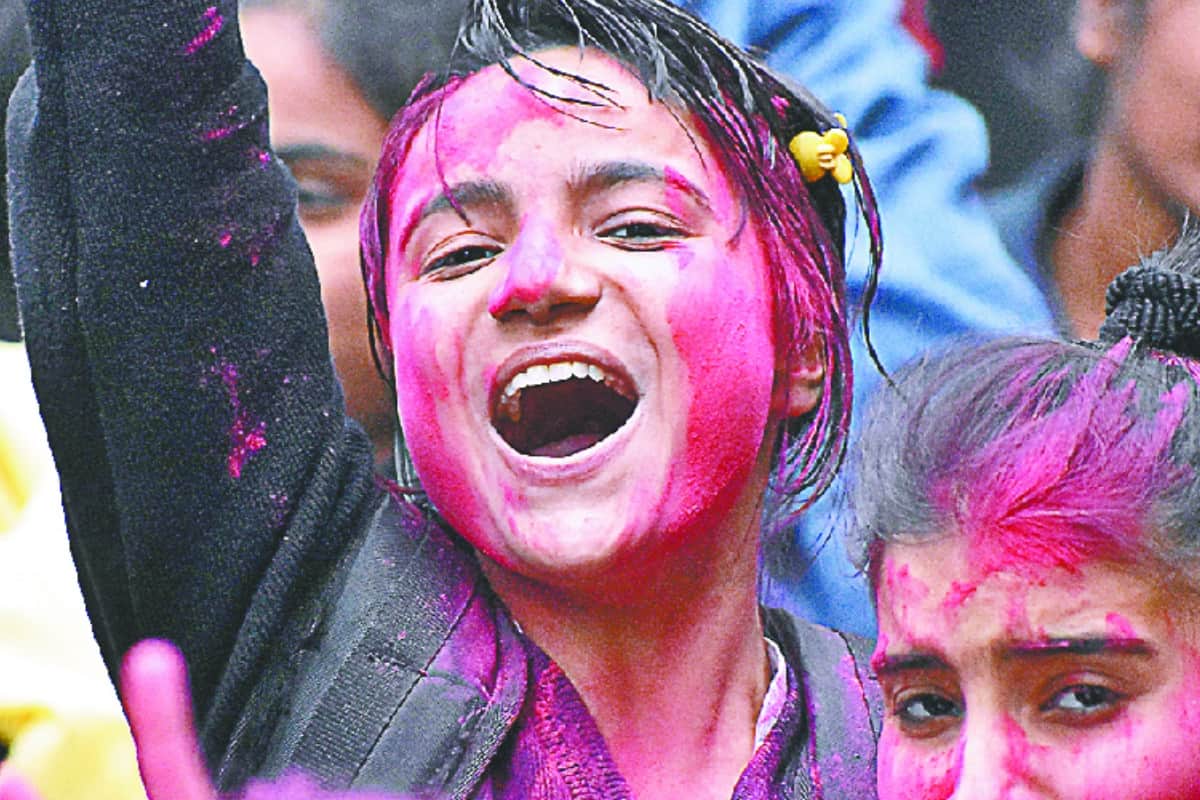 Up board exams end , student in Meerut celebrated holi in school with colours