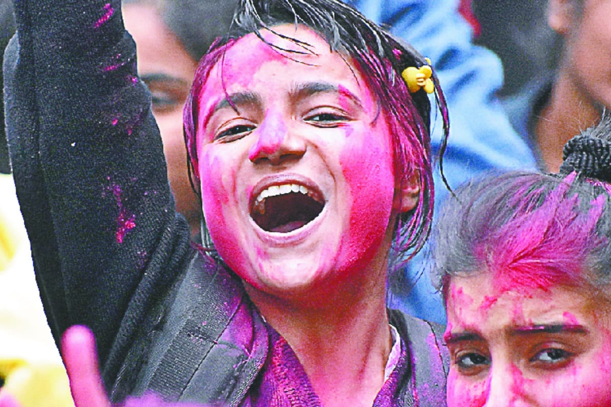 Up board exams end , student in Meerut celebrated holi in school with colours