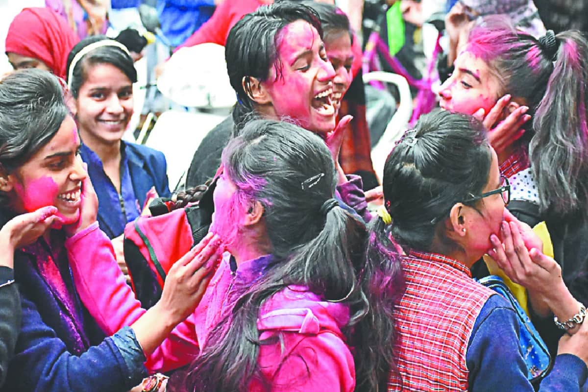 Up board exams end , student in Meerut celebrated holi in school with colours