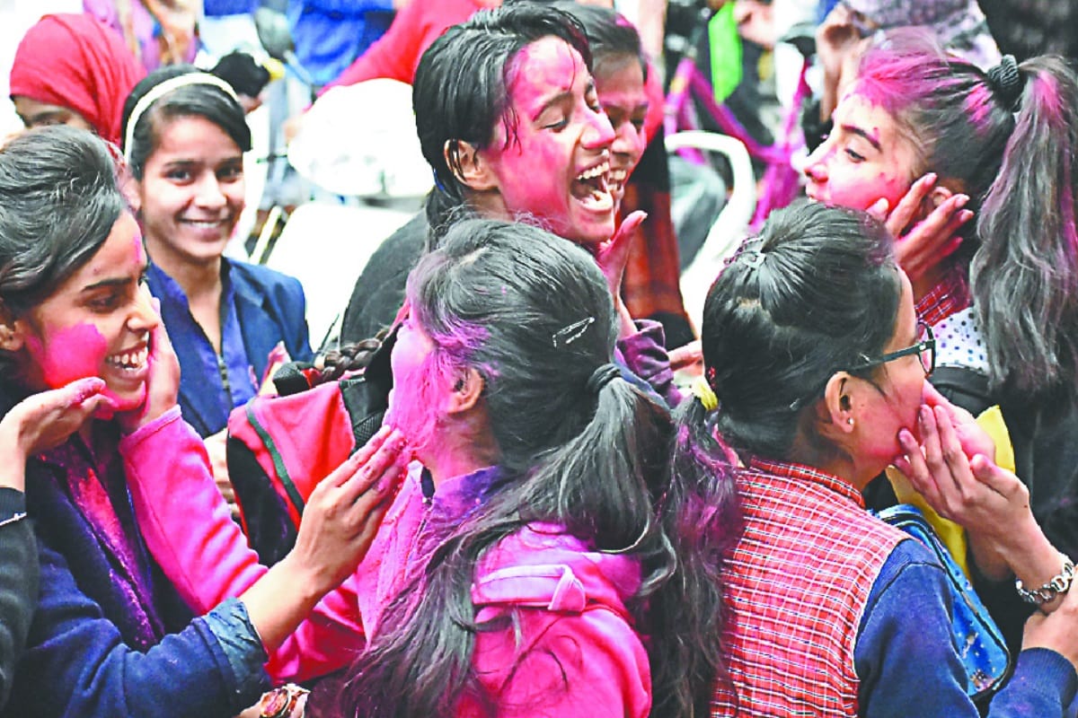 Up board exams end , student in Meerut celebrated holi in school with colours