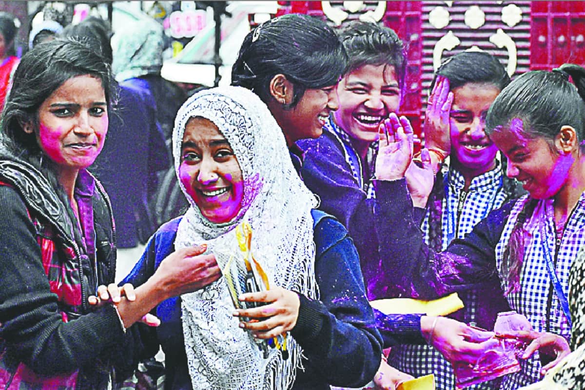 Up board exams end , student in Meerut celebrated holi in school with colours