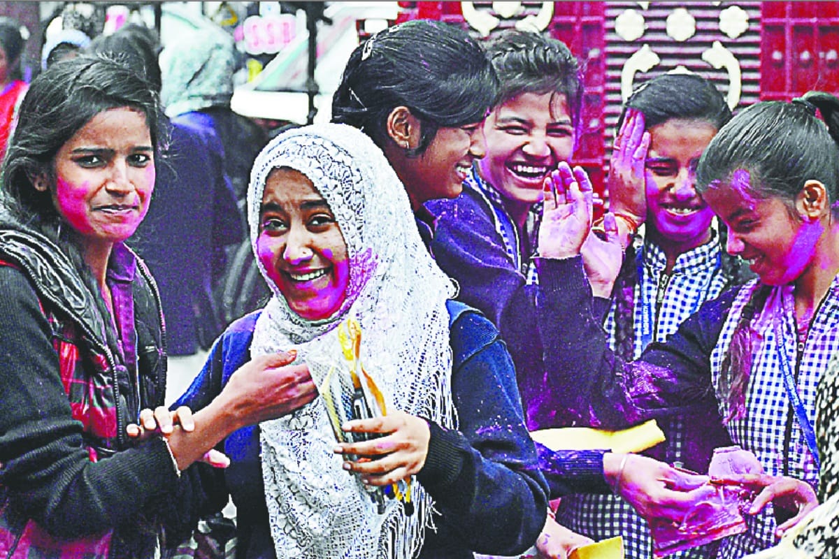 Up board exams end , student in Meerut celebrated holi in school with colours
