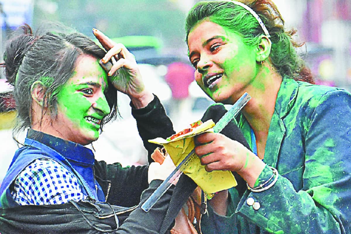 Up board exams end , student in Meerut celebrated holi in school with colours