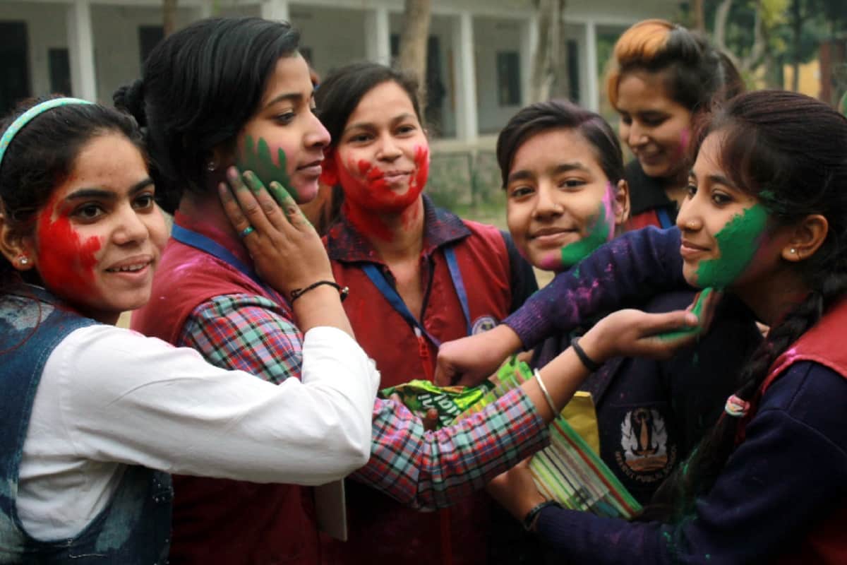 Up board exams end , student in Meerut celebrated holi in school with colours