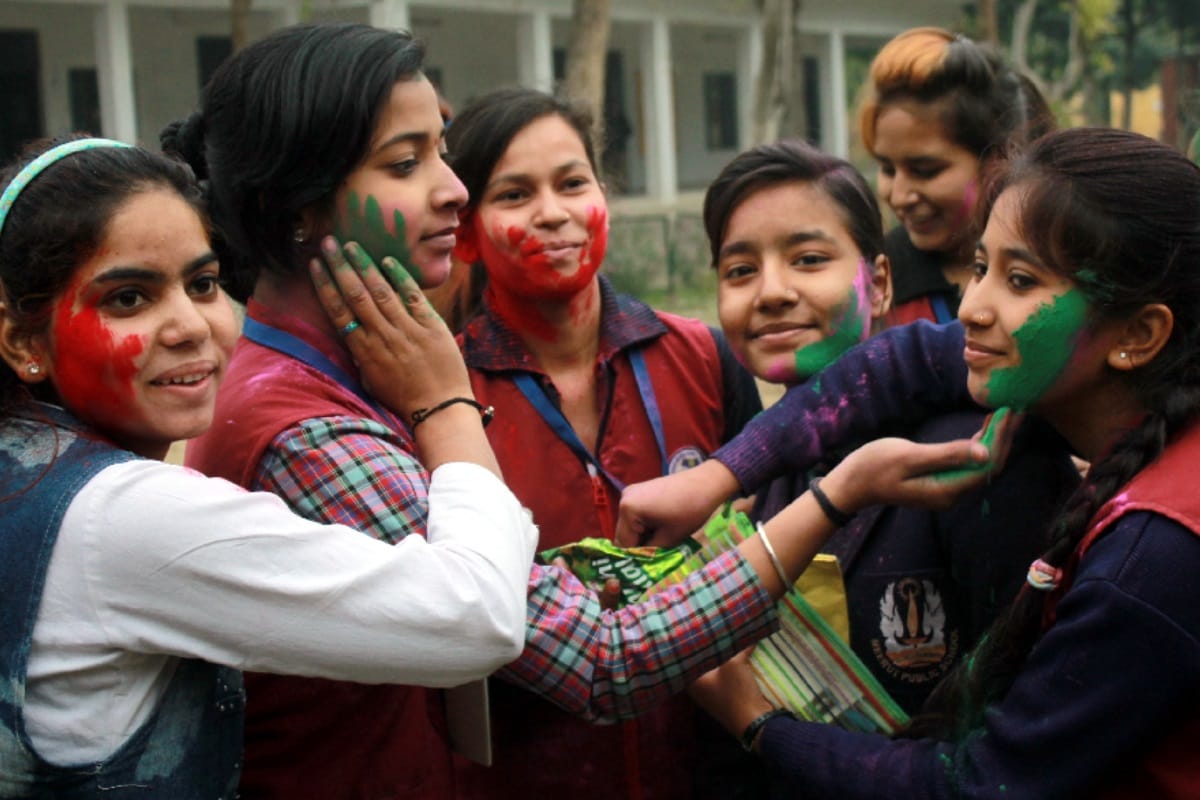 Up board exams end , student in Meerut celebrated holi in school with colours