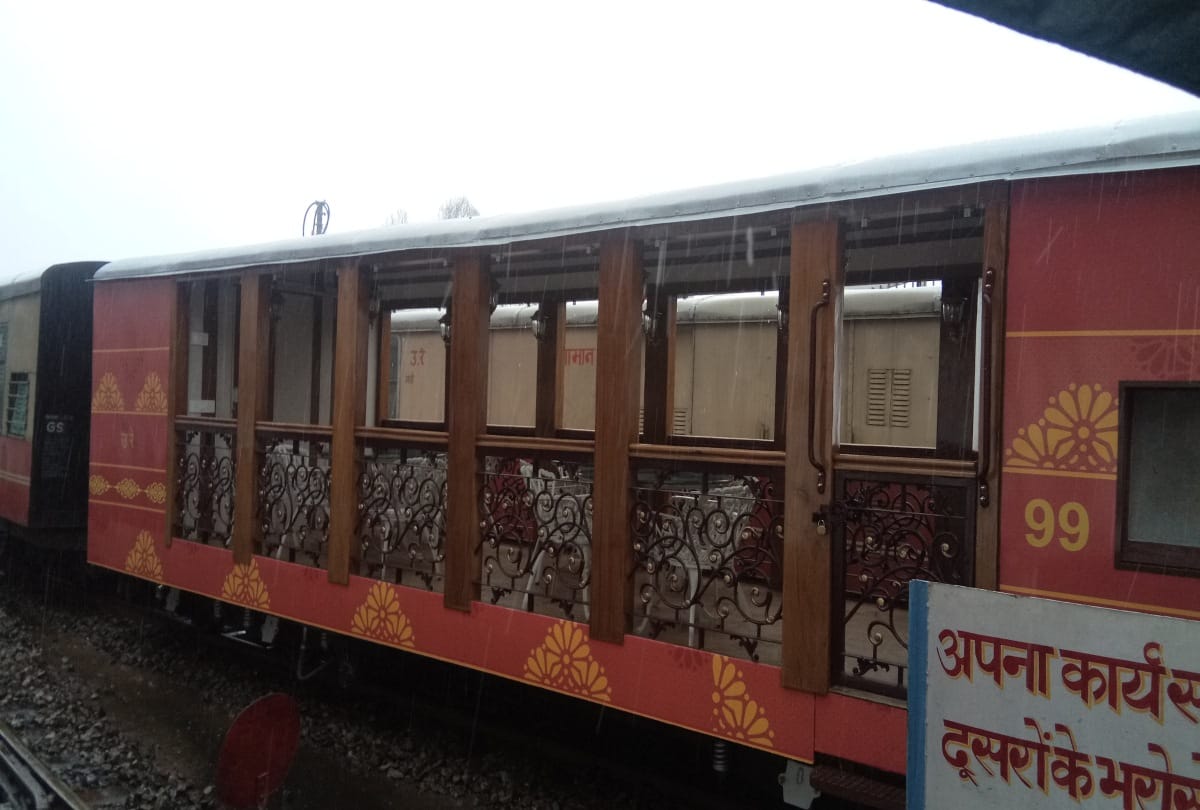 The 'restaurant coach' of the railway equipped with state of the art facilities reached Shimla