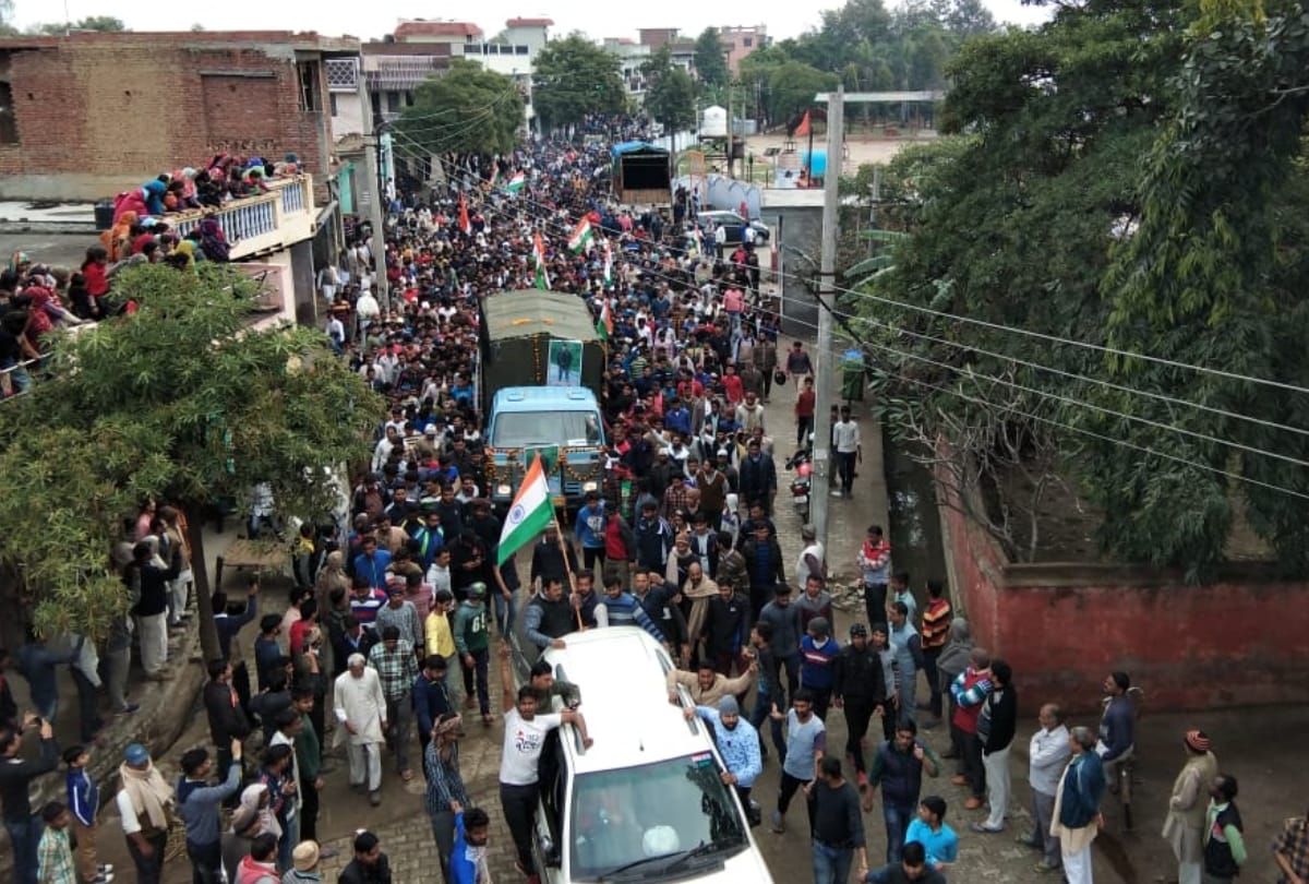 Heavy crowd in Martyr Vinod kumar house for Funeral