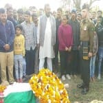 जवान को अंतिम विदाई देते ग्रामीण