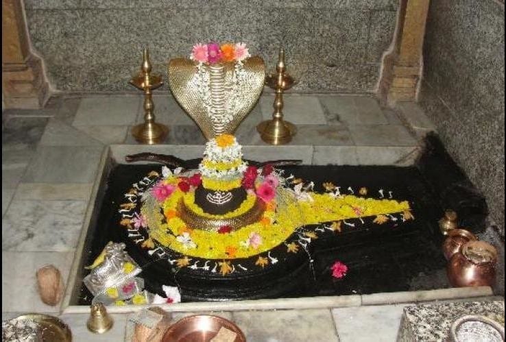भोलेनाथ का एक रहस्यमयी मंदिर, शिव पूजा करने आते हैं नाग-नागिन, नहीं  पहुंचाते किसी को नुकसान - Maha Shivaratri 2019, Unique Temple Of Lord  Shiva, Urnai Shiv Mandir - Amar Ujala Hindi