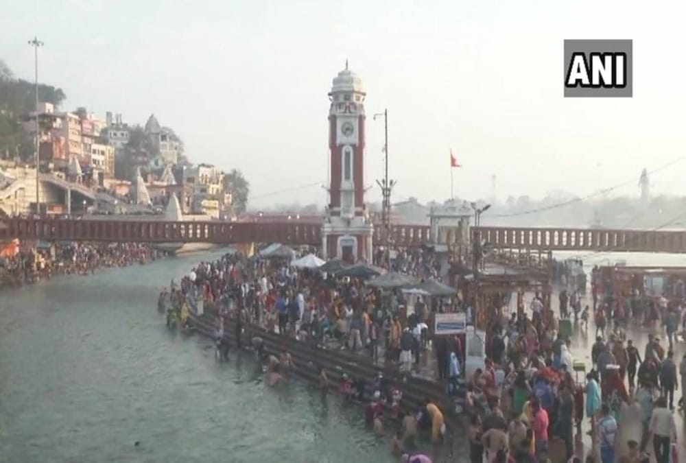 Maha shivaratri 2019 celebration in uttarakhand devotees take holy dip in ganga
